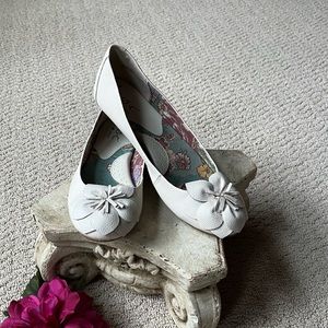 Size 8.5/40 B•O•C Born Concept Cream Leather Loafer Flats with Flower